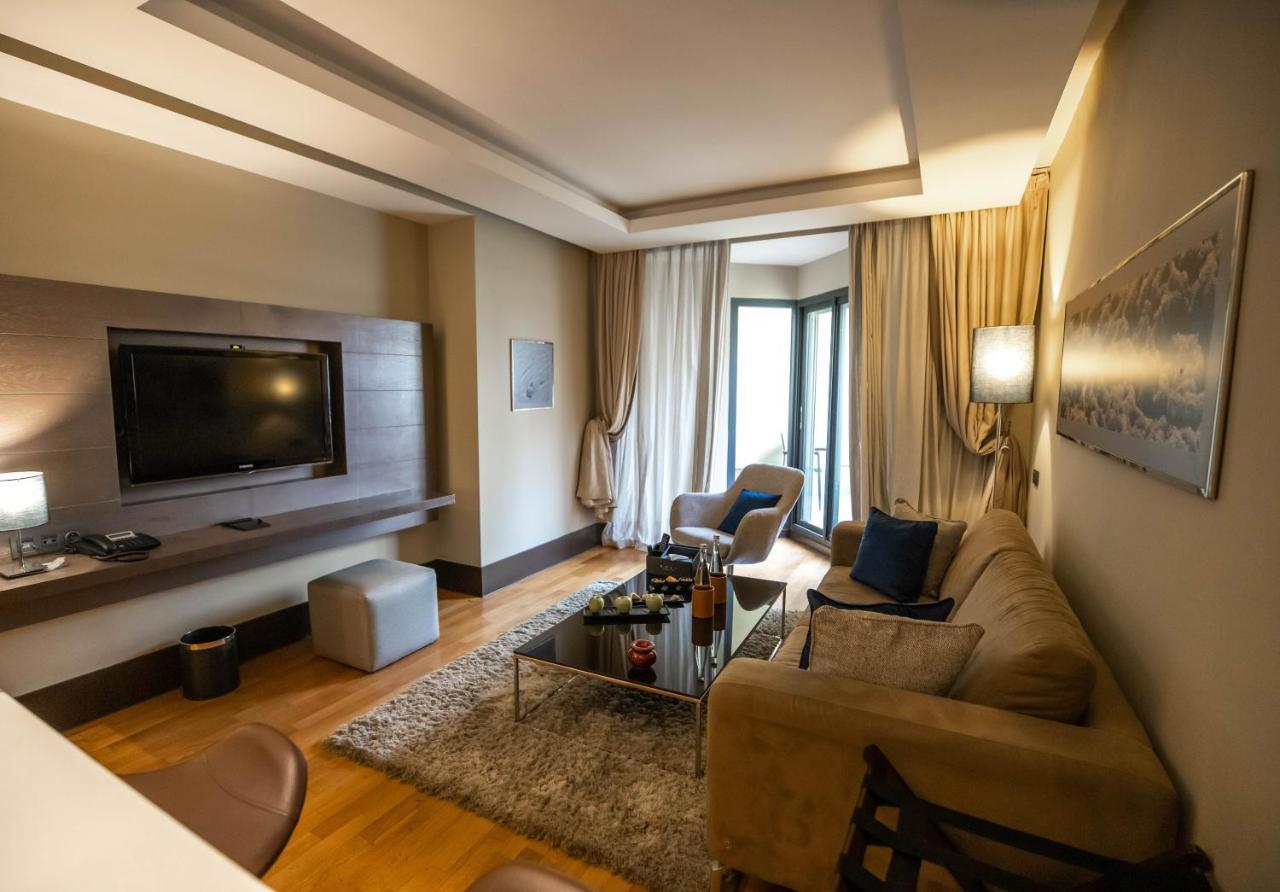 Gray Boutique Hotel 카사블랑카 외부 사진 A living room in a hotel suite