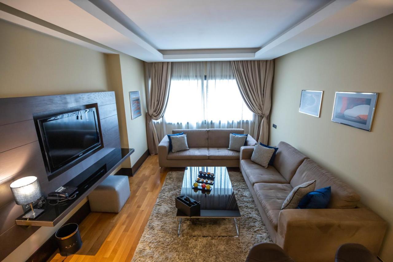 Gray Boutique Hotel 카사블랑카 외부 사진 A living room in a hotel suite