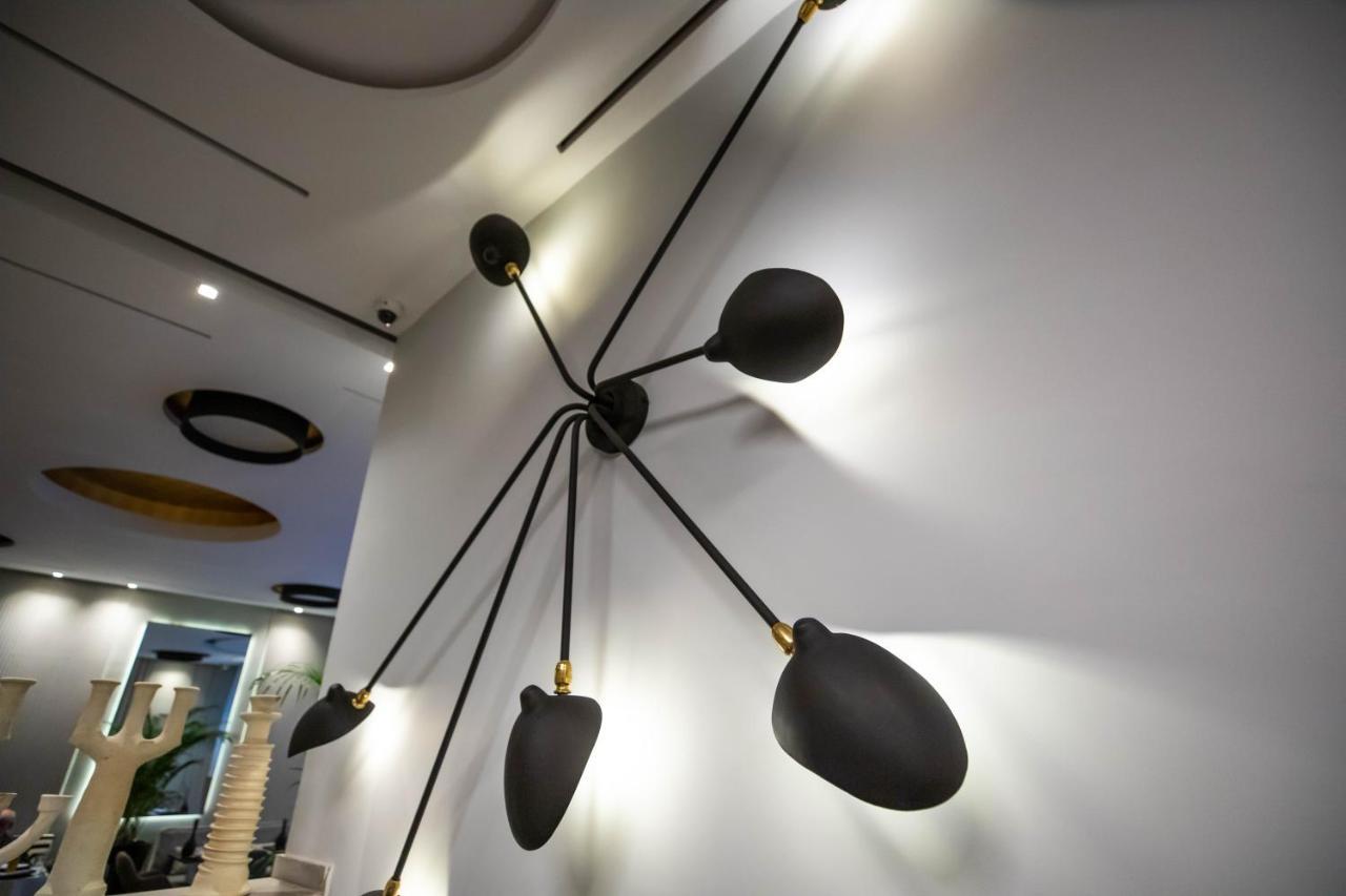 Gray Boutique Hotel 카사블랑카 외부 사진 A light fixture by the artist